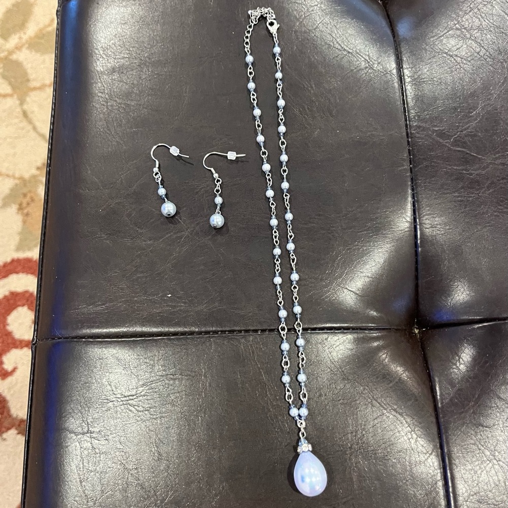 Beautiful and elegant set of necklace and earrings.
